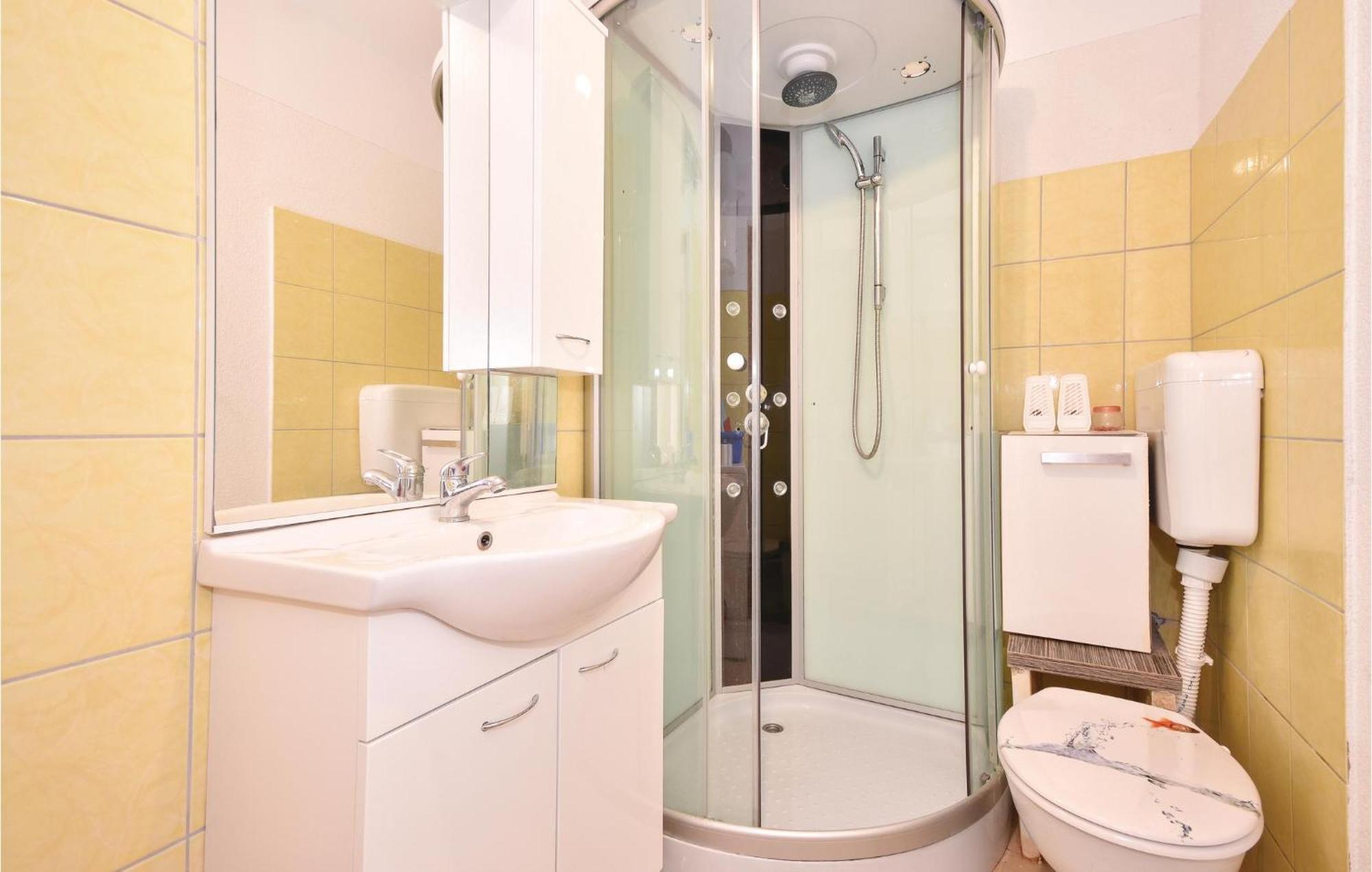 2 Bedroom Gorgeous Apartment In Stomorska Esterno foto
